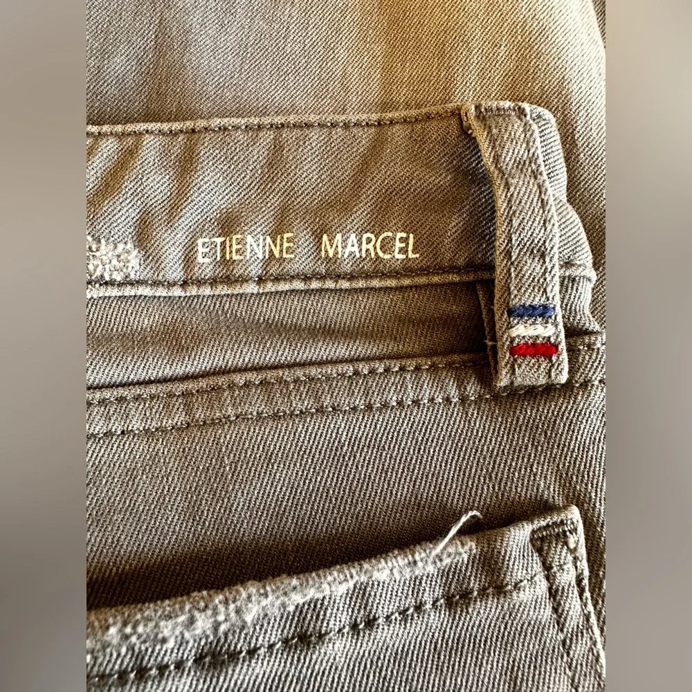 Etienne Marcel Women’s Distressed Gray Crop Jeans - Picture 7 of 10